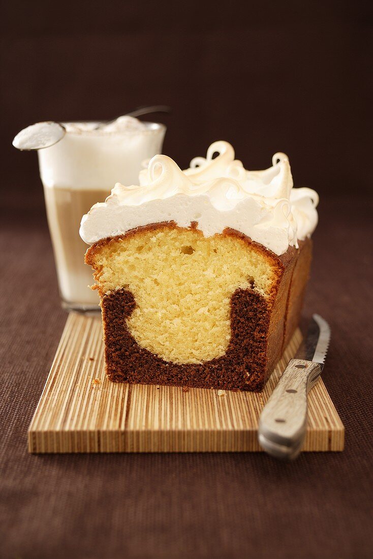 Kaffee-Schokoladen-Marmorkuchen mit Baiserhaube, Café Latte