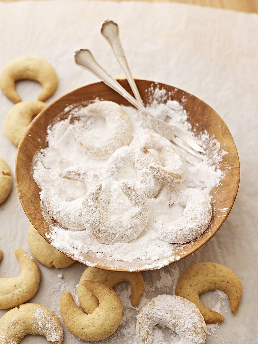 Vanilla crescents with and without icing sugar