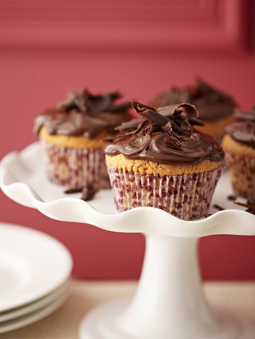 Mehrere Schokoladencupcakes auf Kuchenständer