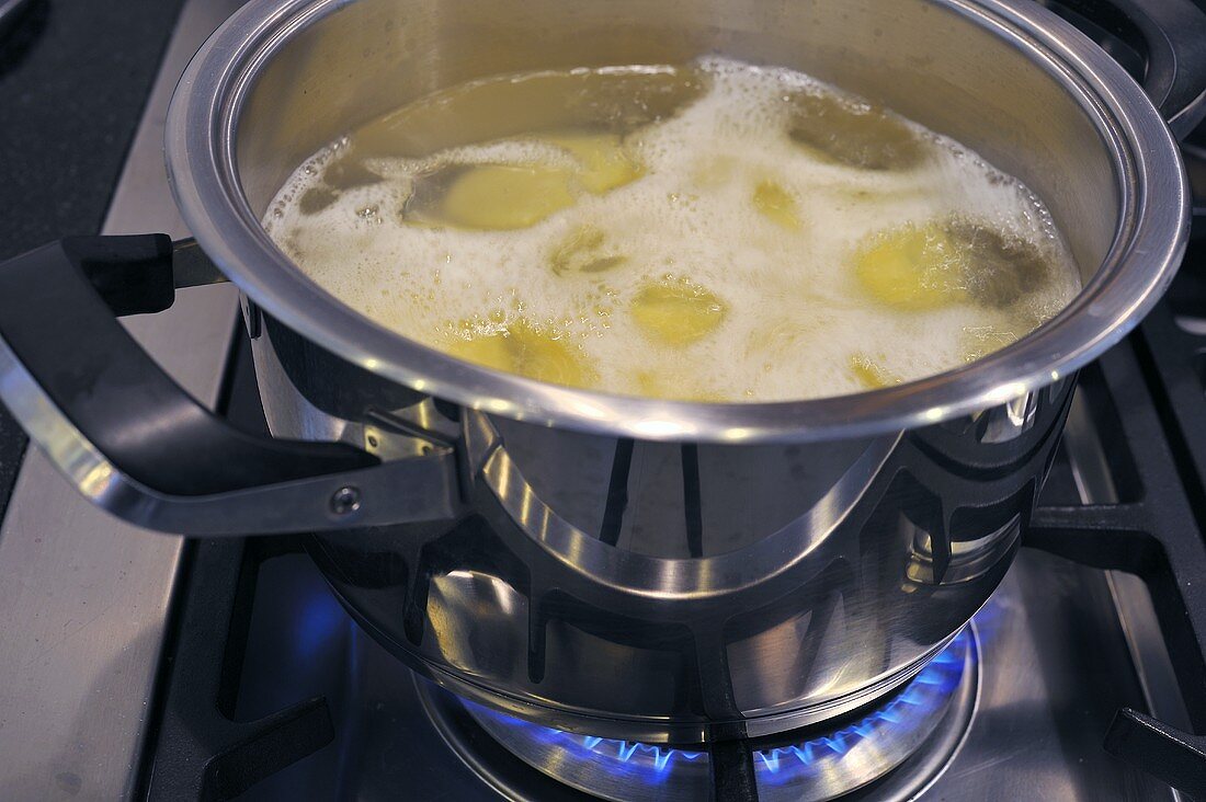 Kartoffeln kochen im Topf auf Gasherd