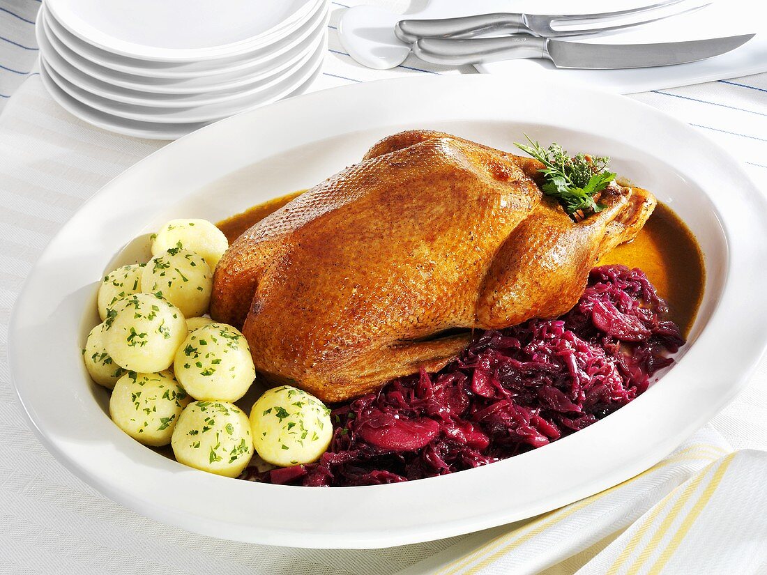 Gänsebraten mit Kartoffelklössen und Rotkohl