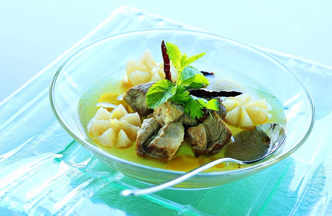 Würzige Schweinefleischsuppe mit Kräutern (Thailand)