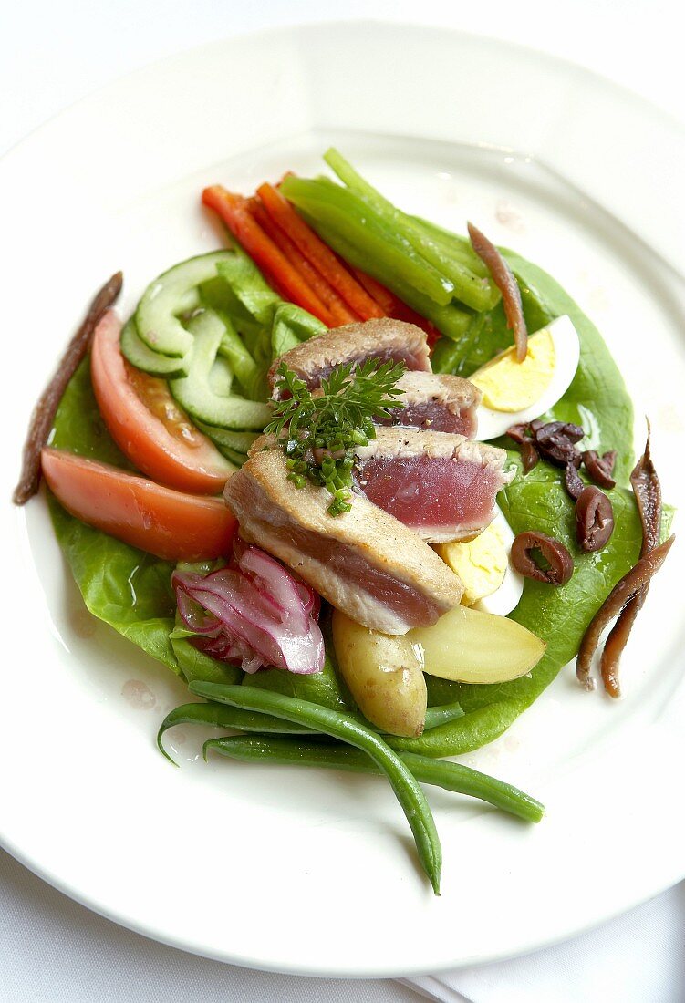 Nizza-Salat mit kurzgebratenem Thunfisch