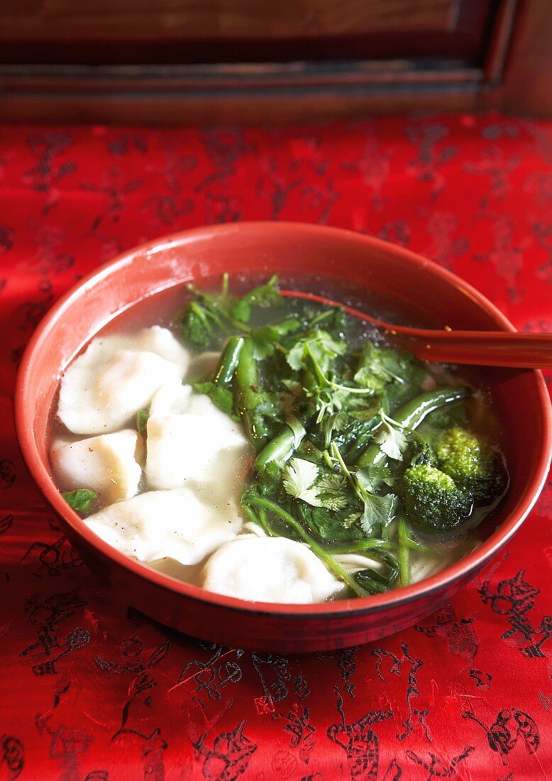 Soup with jiaozi and vegetables