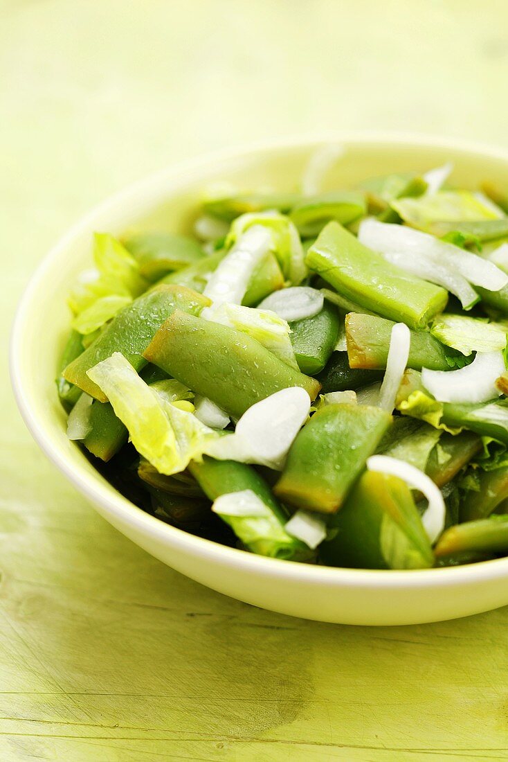 Grüner Bohnensalat mit Zwiebeln und Blattsalat, Chile