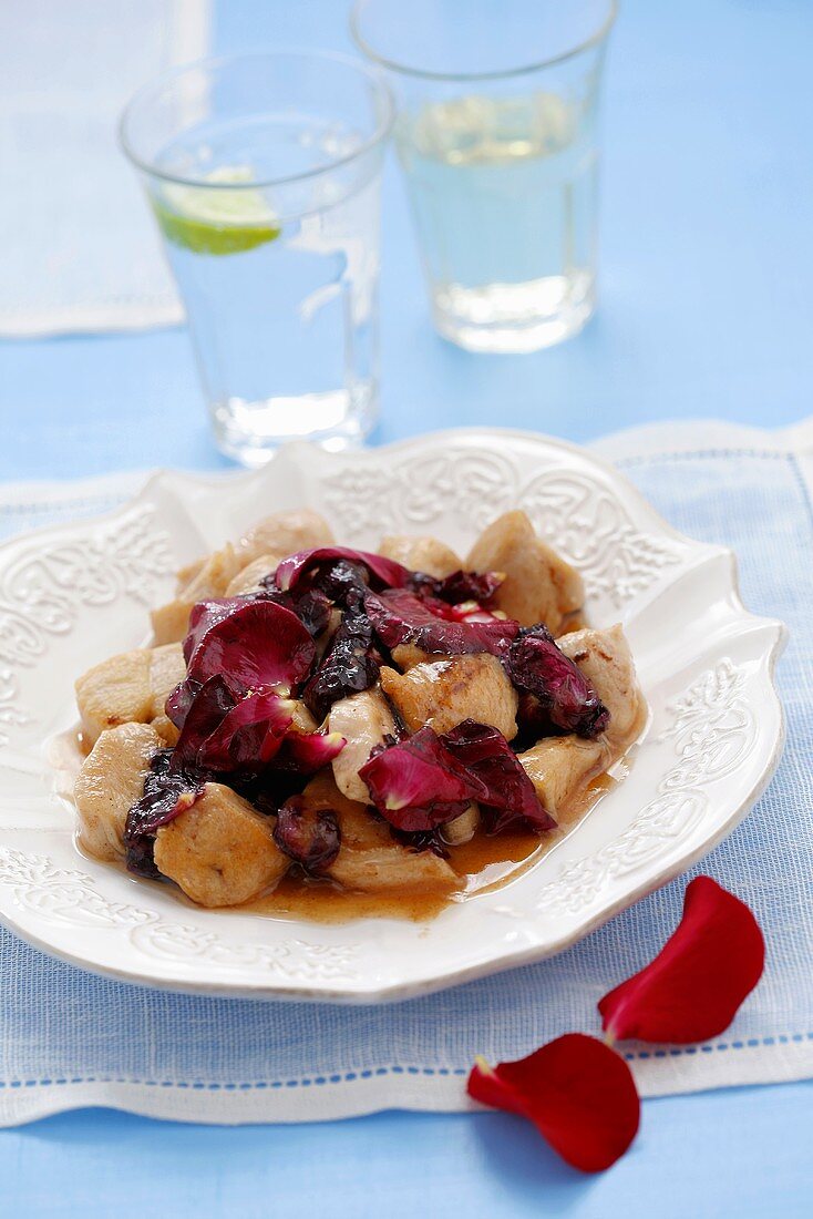 Hähnchen mit Rosenblütenblättern, Honig, Zimt und Weißwein