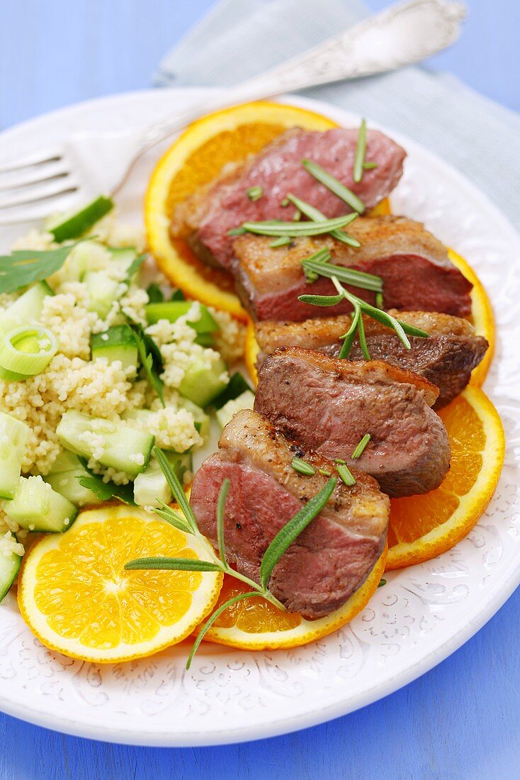 Entenbrust in Scheiben mit Orange, Rosmarin und Couscous