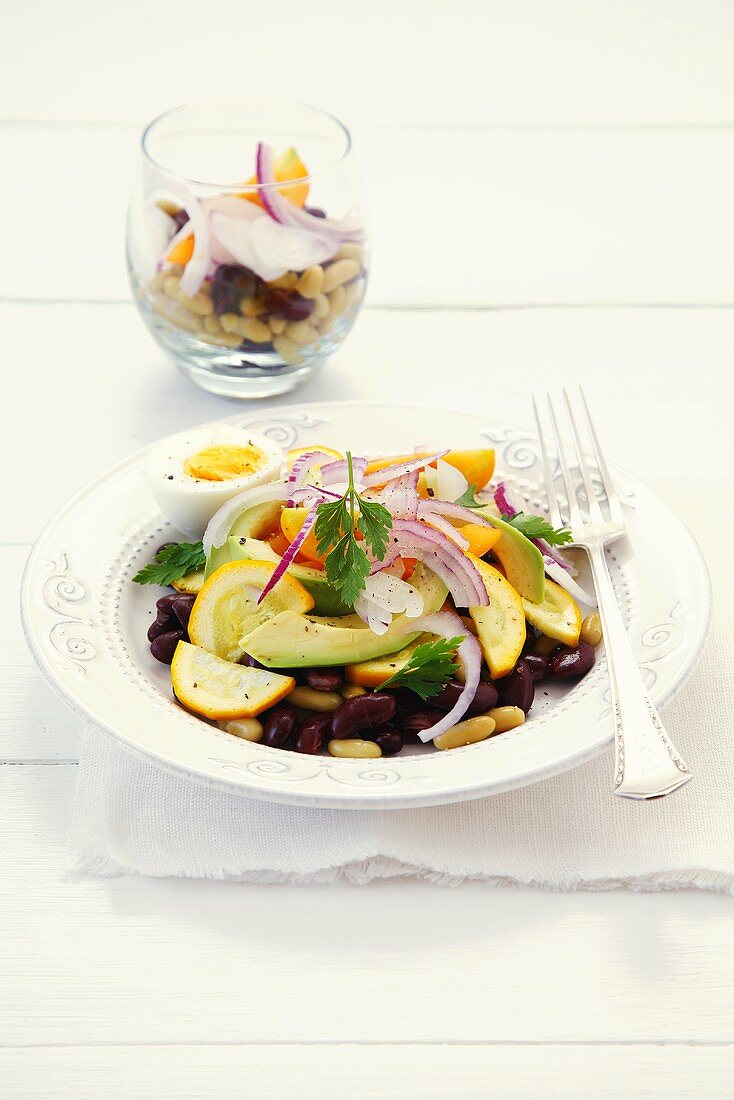 Bohnensalat mit Zucchini, Tomaten, Avocdo , Zwiebel und Ei