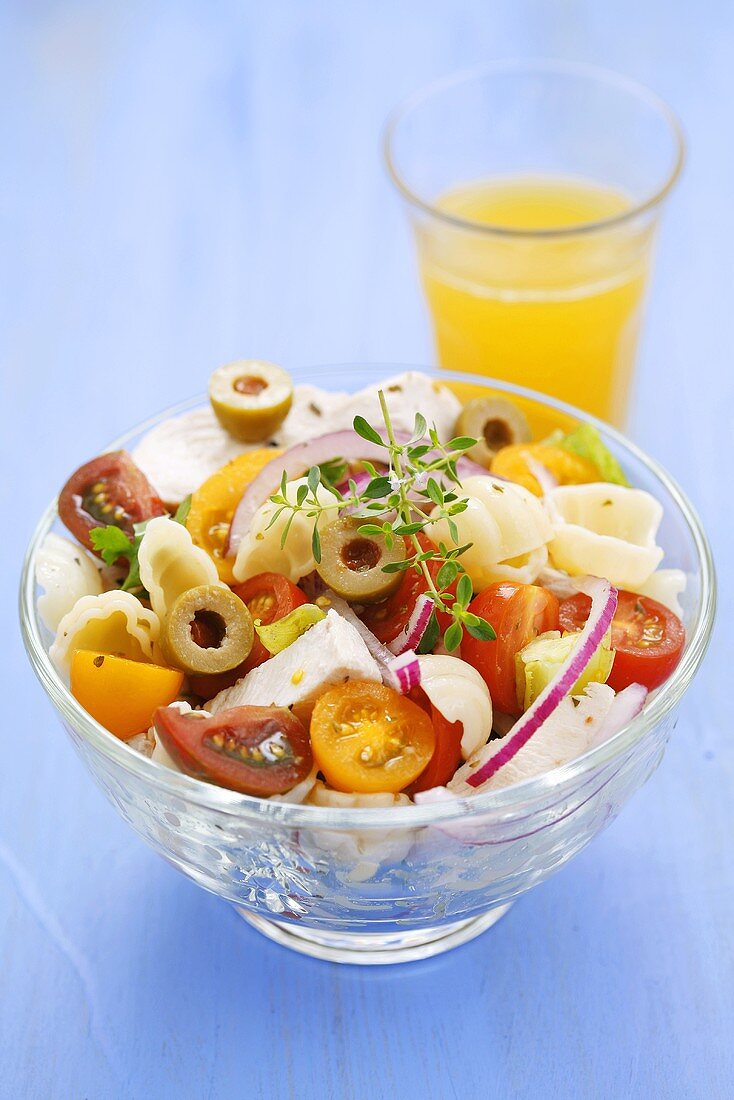 Nudelsalat mit Hähnchenbrust, Tomaten, Zwiebel und Oliven