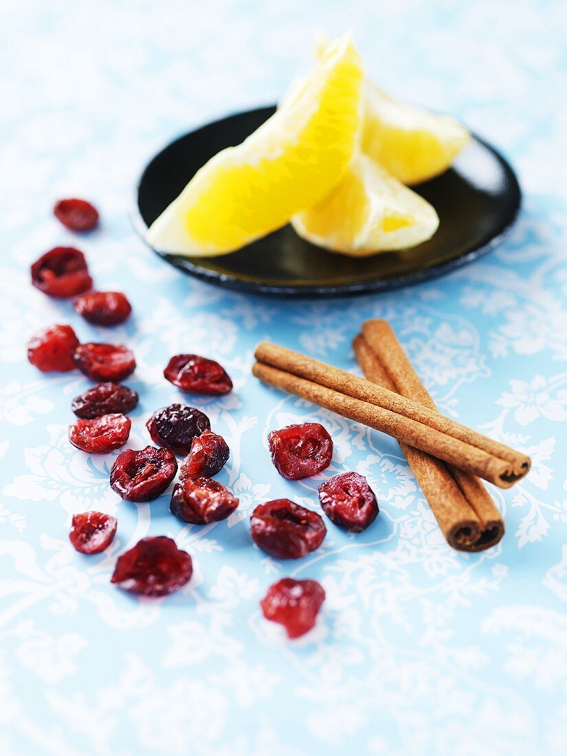 Cranberries, cinnamon sticks and orange wedges