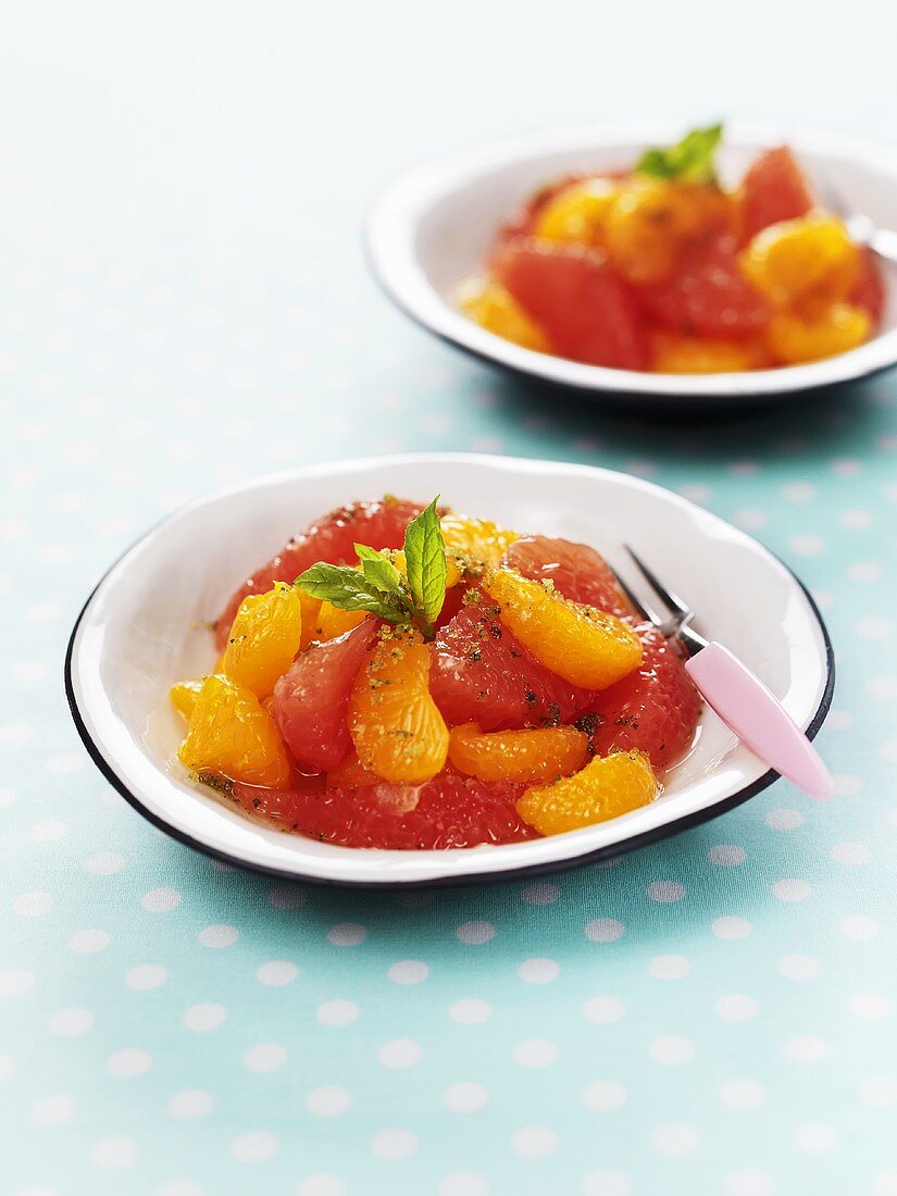 Fruchtsalat mit Grapefruit, Mandarinen und Minze