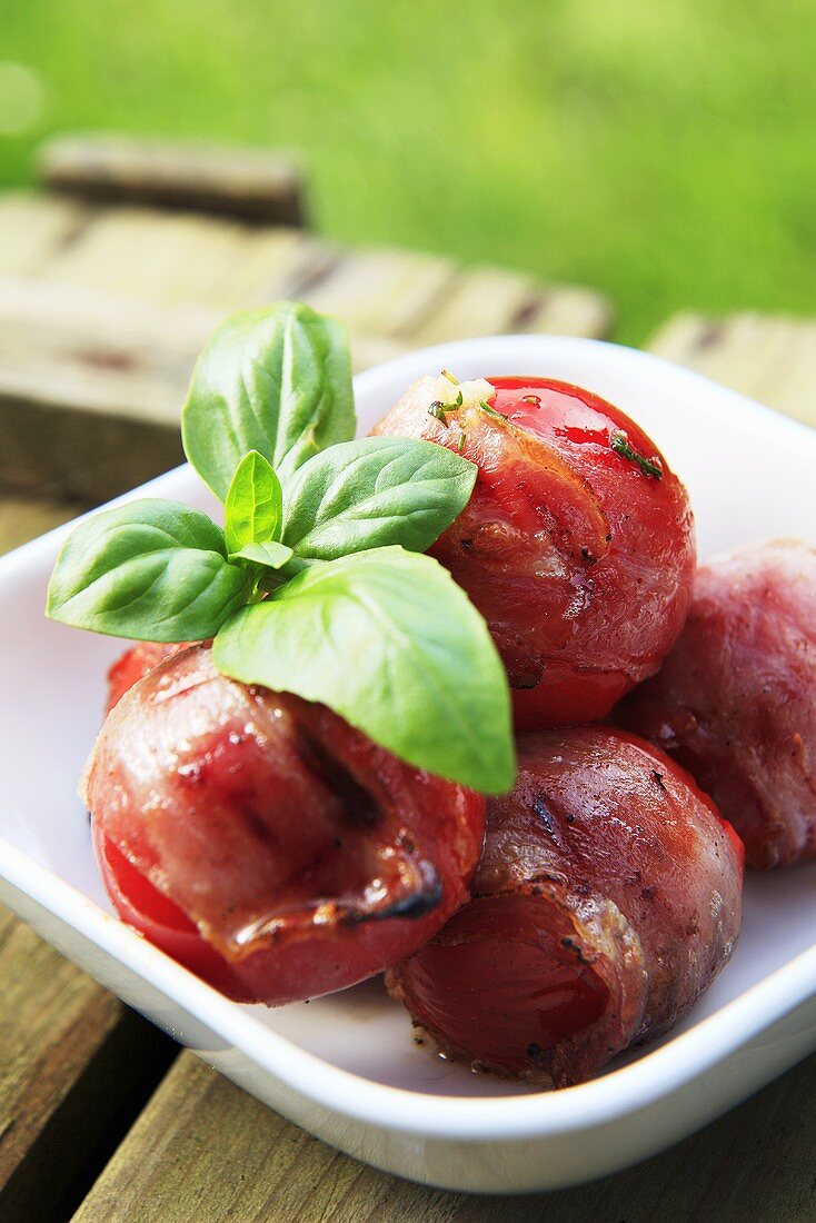 Gegrillte Tomaten in Speck gewickelt