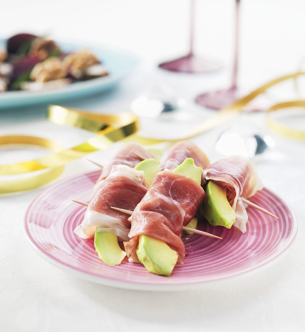 Avocado mit Prosciutto (weihnachtlich)