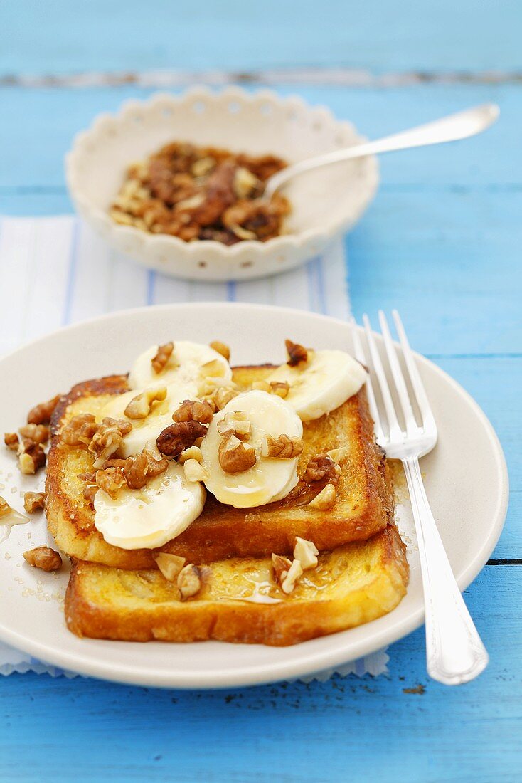 French Toast mit Bananen, Ahornsirup und Walnüssen