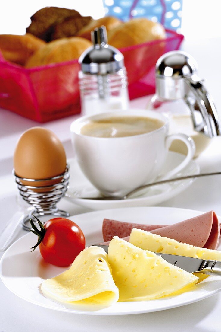 Frühstück mit Käse, Aufschnitt, Ei und Kaffee