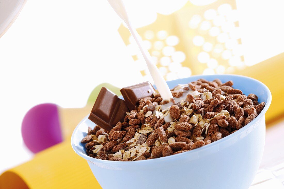 Müsli mit Schokolade und Milch