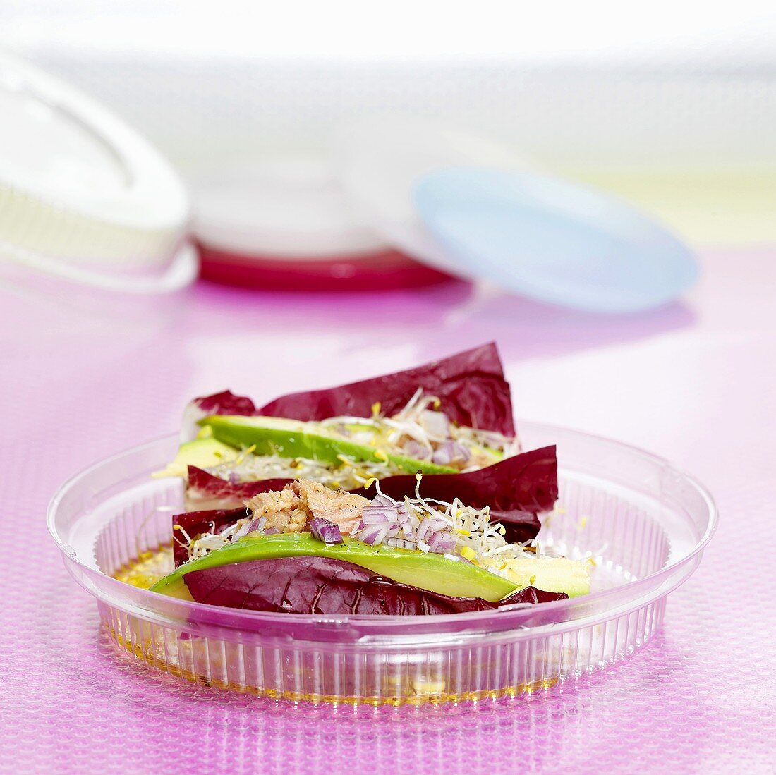 Radicchiosalat mit Thunfisch & Avocado in einer Plastikschale