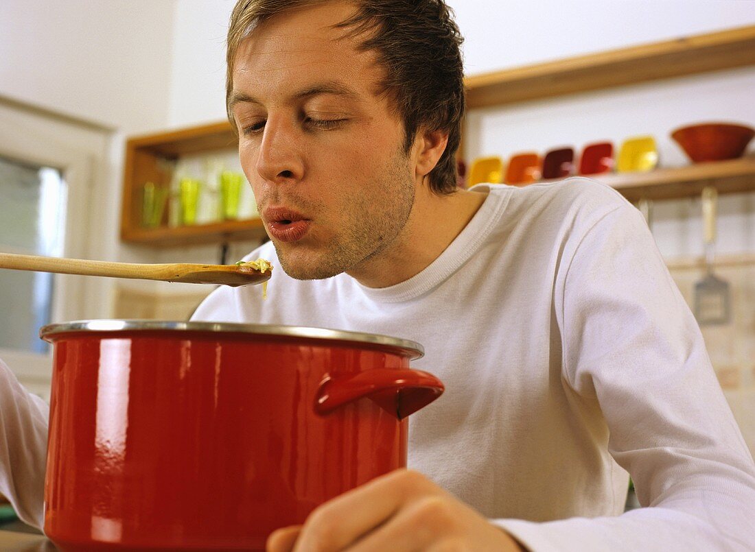 Junger Mann kostet das Essen