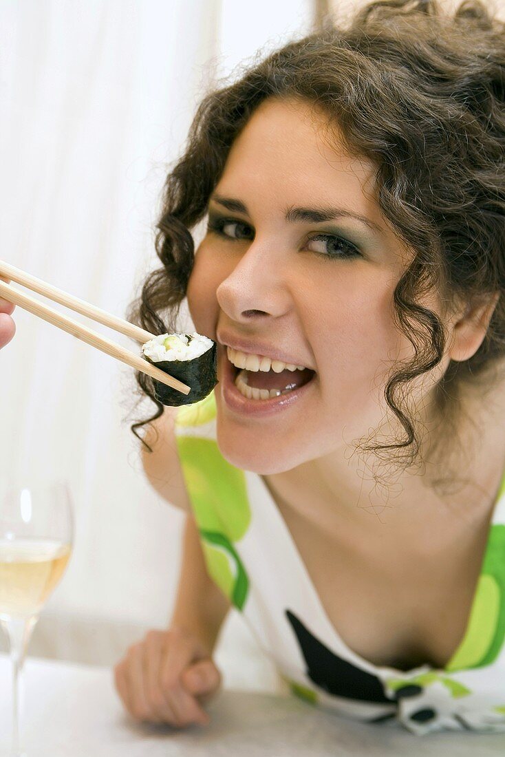 Frau wird mit Sushi gefüttert