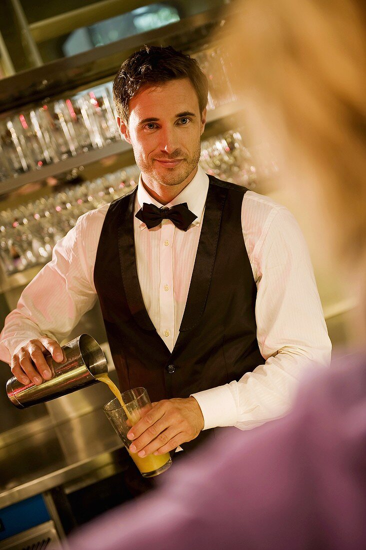 Barkeeper mixt einen Cocktail