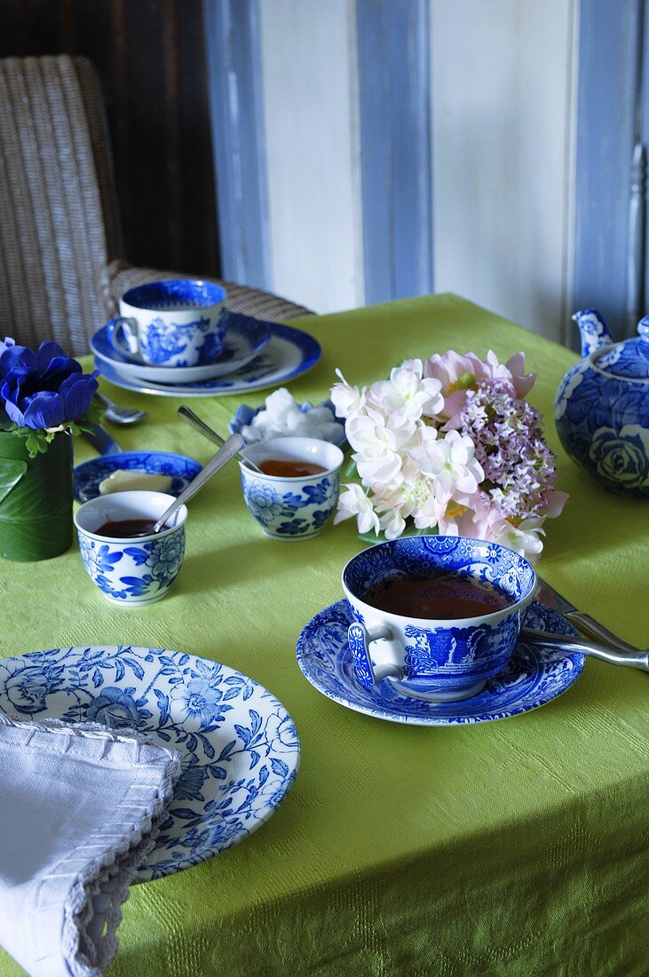 Teetisch mit Blumendeko