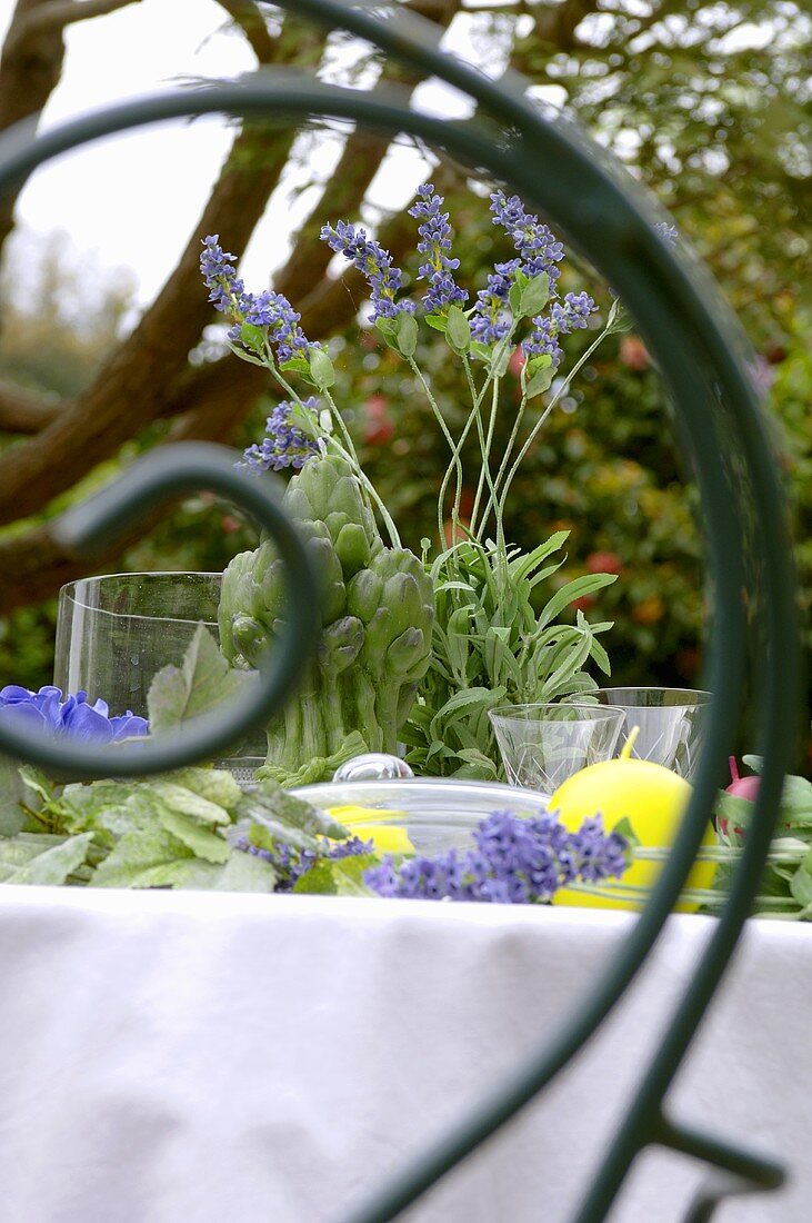 Tisch mit Blumen und Kerzen im Freien