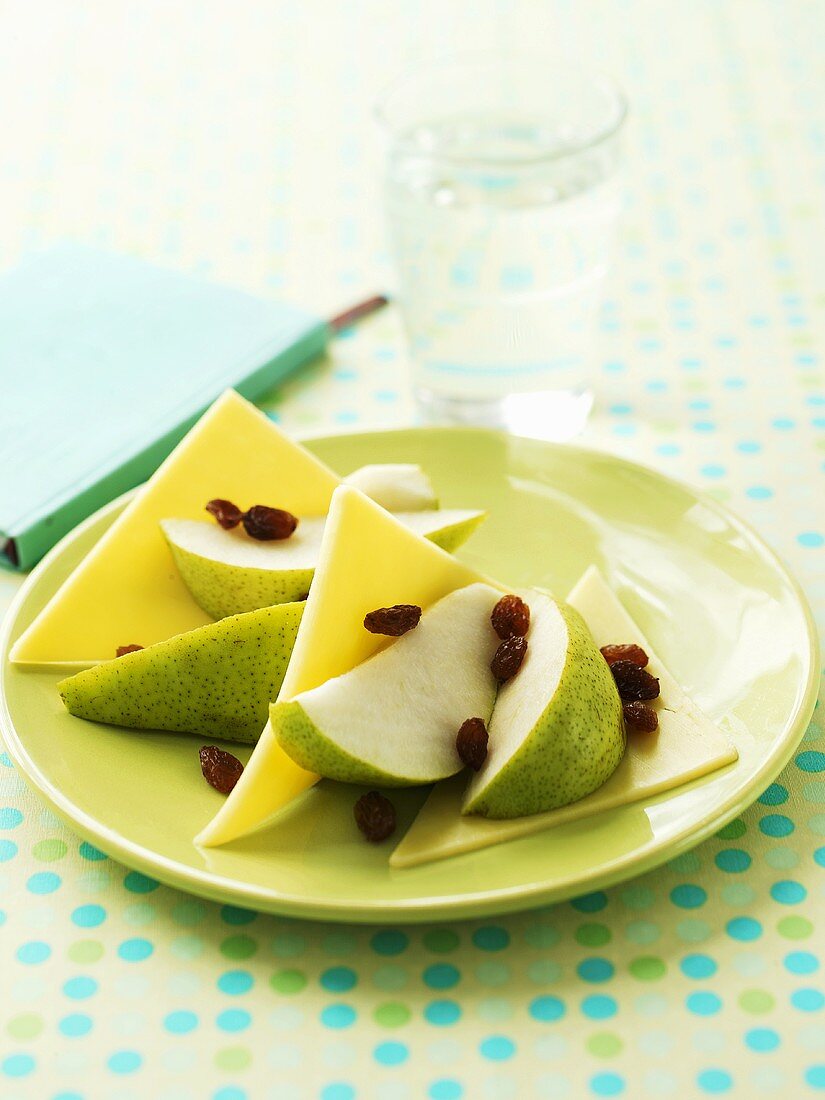 Pears with cheese and raisins