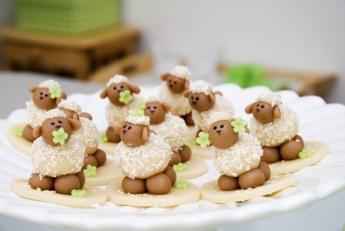 Marzipanschäfchen auf Teller