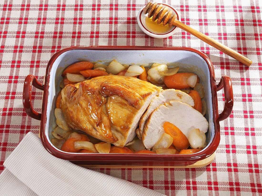 Honey-glazed turkey breast with carrots and onions