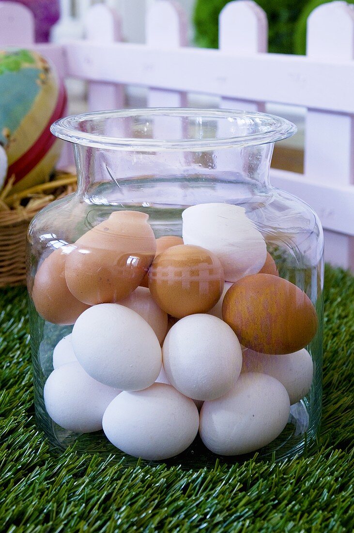 Osterdeko mit Eiern und Blumentöpfen auf … – Bild kaufen – 11436737 ❘  living4media
