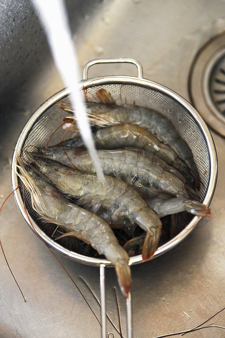 Washing raw prawns