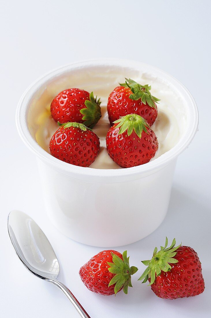 Joghurt mit frischen Erdbeeren