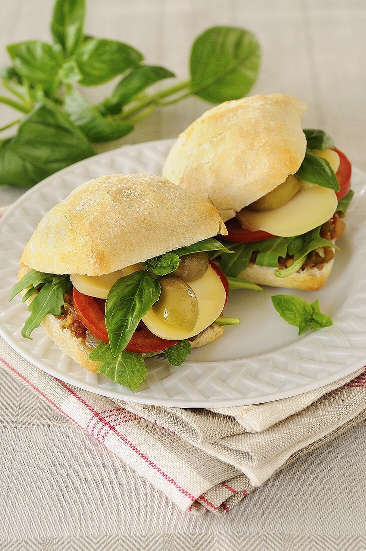 Ciabatta mit Scamorza, Tomate und Basilikum