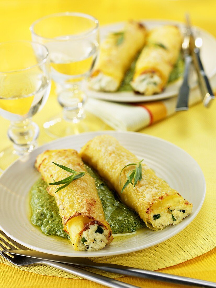 Lasagne-Röllchen mit Ricotta auf Estragon-Pesto