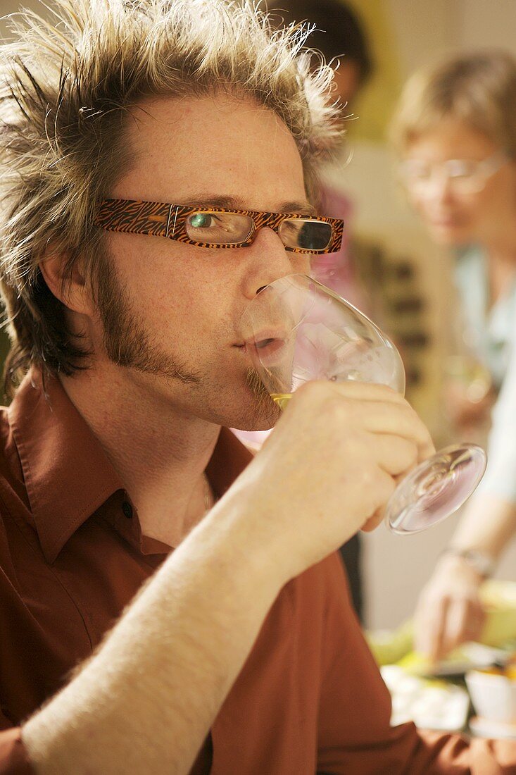 Mann mit Brille auf einer Party