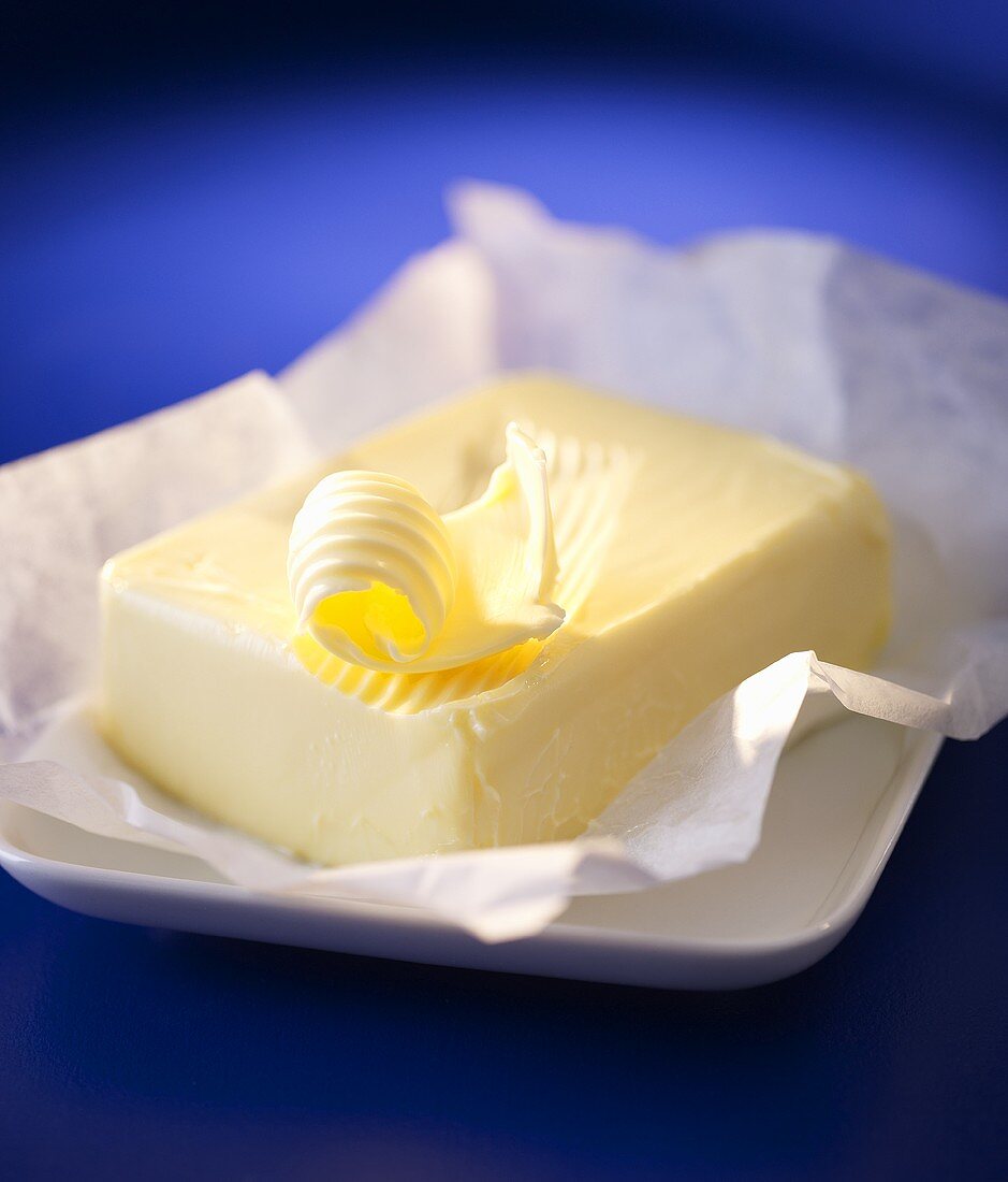Butterlocke auf einem Stück Butter