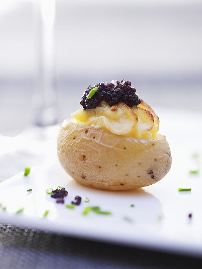 Gefüllte Kartoffel mit Kaviar