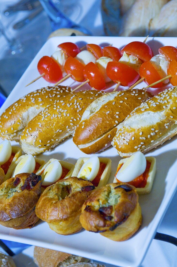 Gebäck, gekochte Eier, Tomaten-Mozzarella-Spiesschen (Buffet)