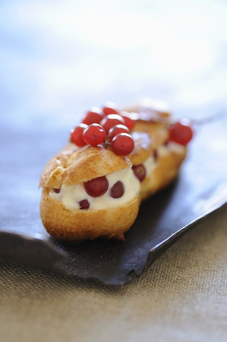 Eclair filled with mascarpone and redcurrants
