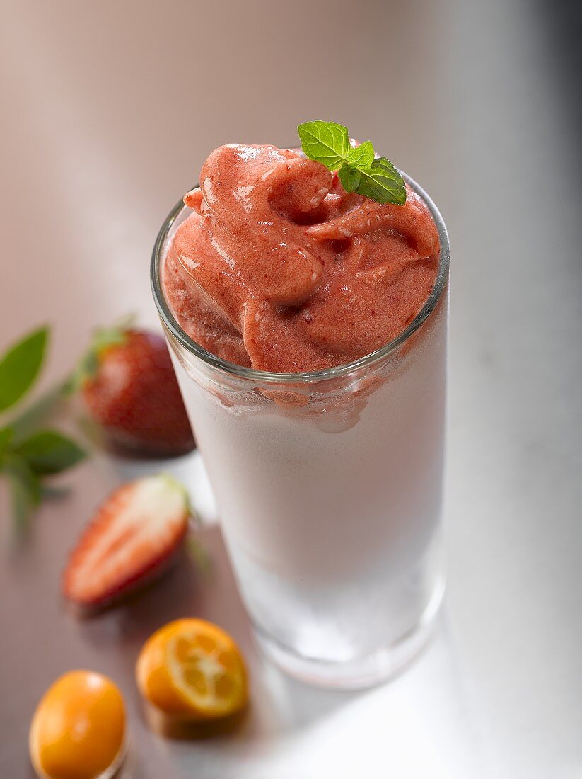 Erdbeer-Orangen-Minz-Sorbet im Glas