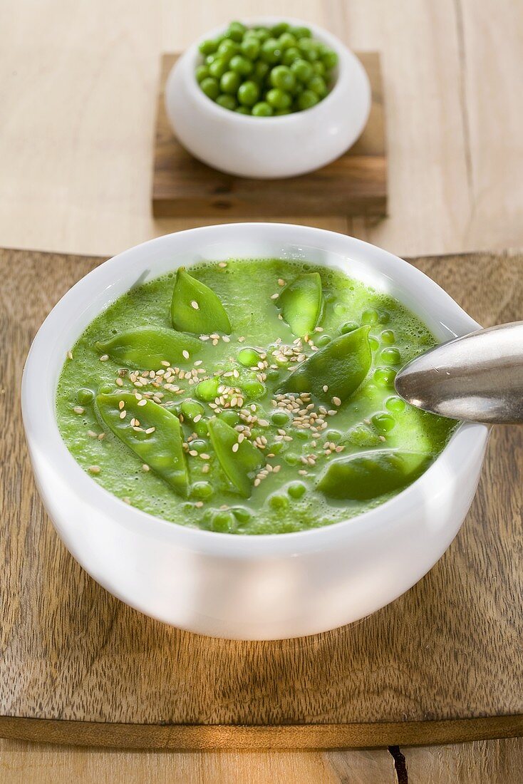 Pea soup with mangetout and sesame seeds