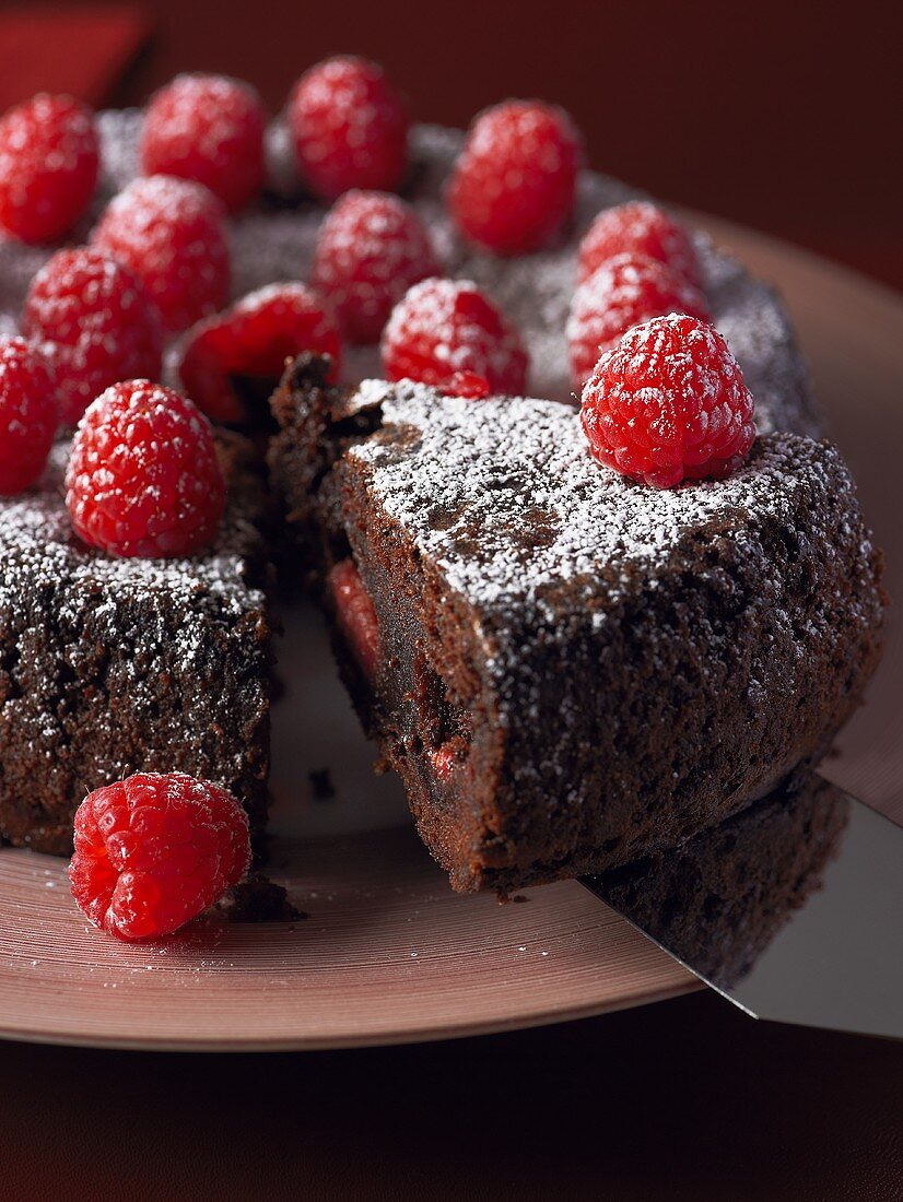 Schokoladen-Himbeer-Kuchen, angeschnitten