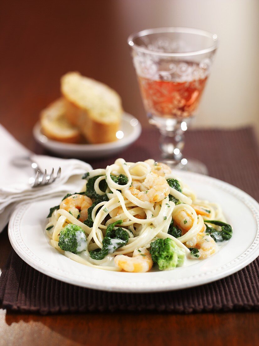 Linguine with broccoli and prawns