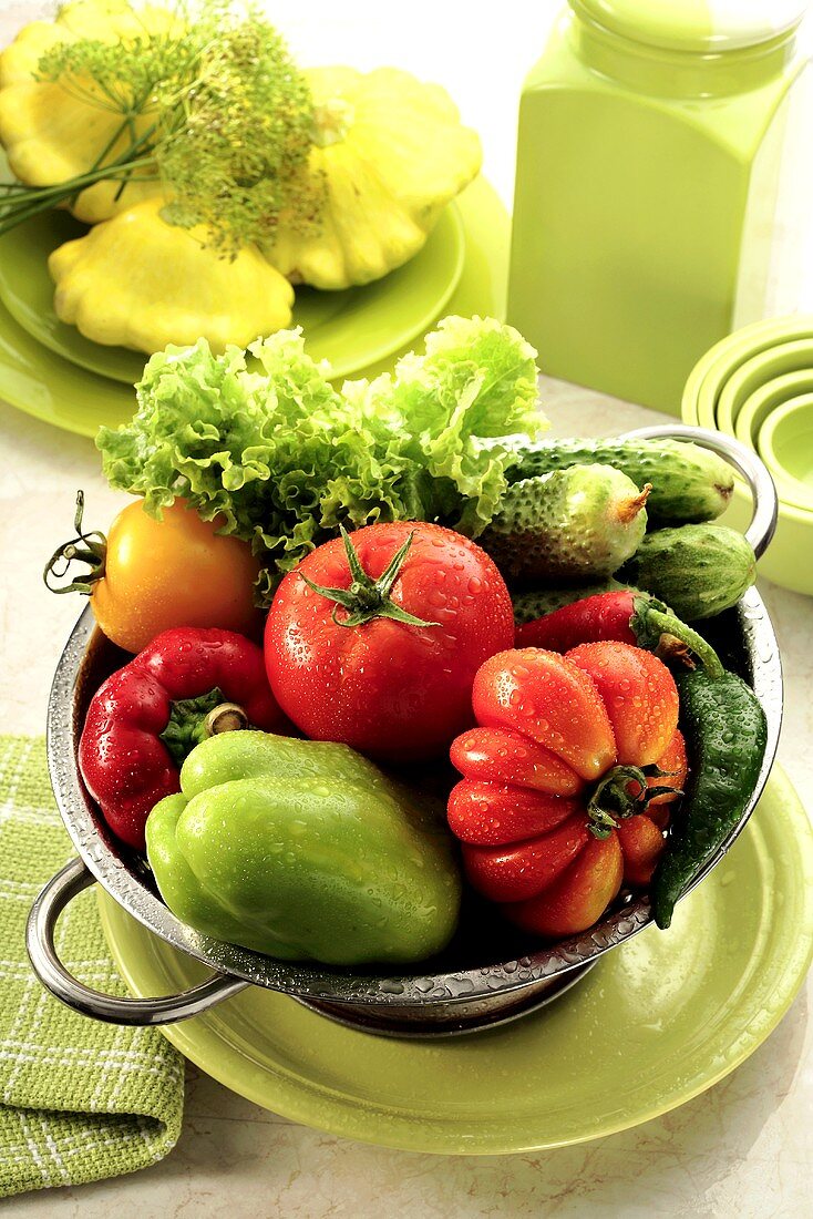 Frisches Gemüse und Blattsalat im Küchensieb
