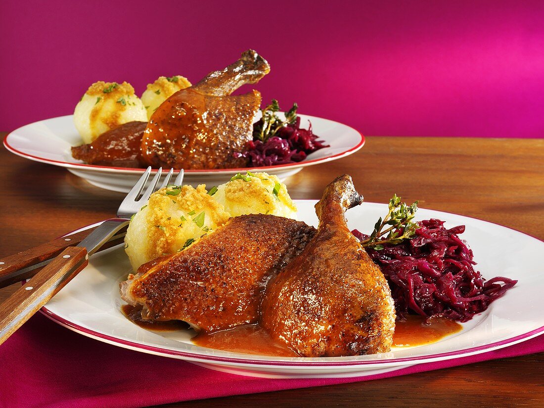 Ente mit Rotkohl und Kartoffelklössen