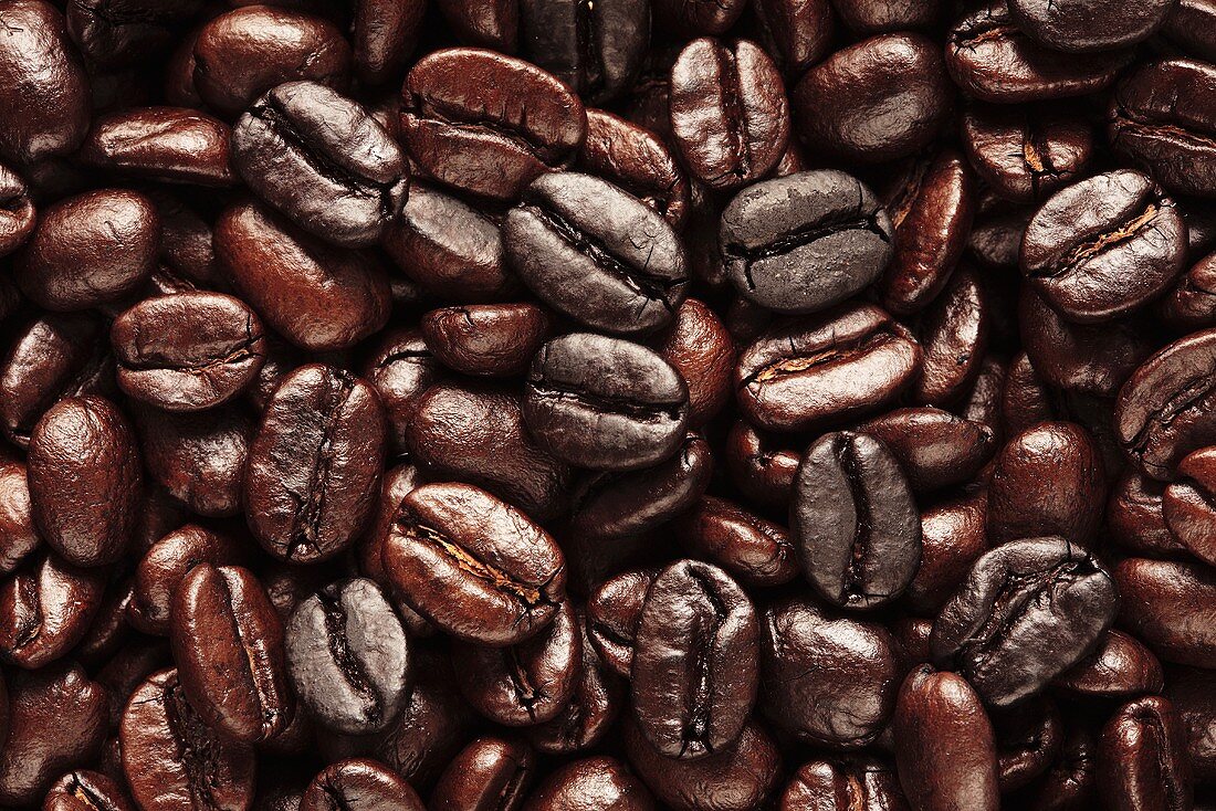 Roasted coffee beans (full-frame)