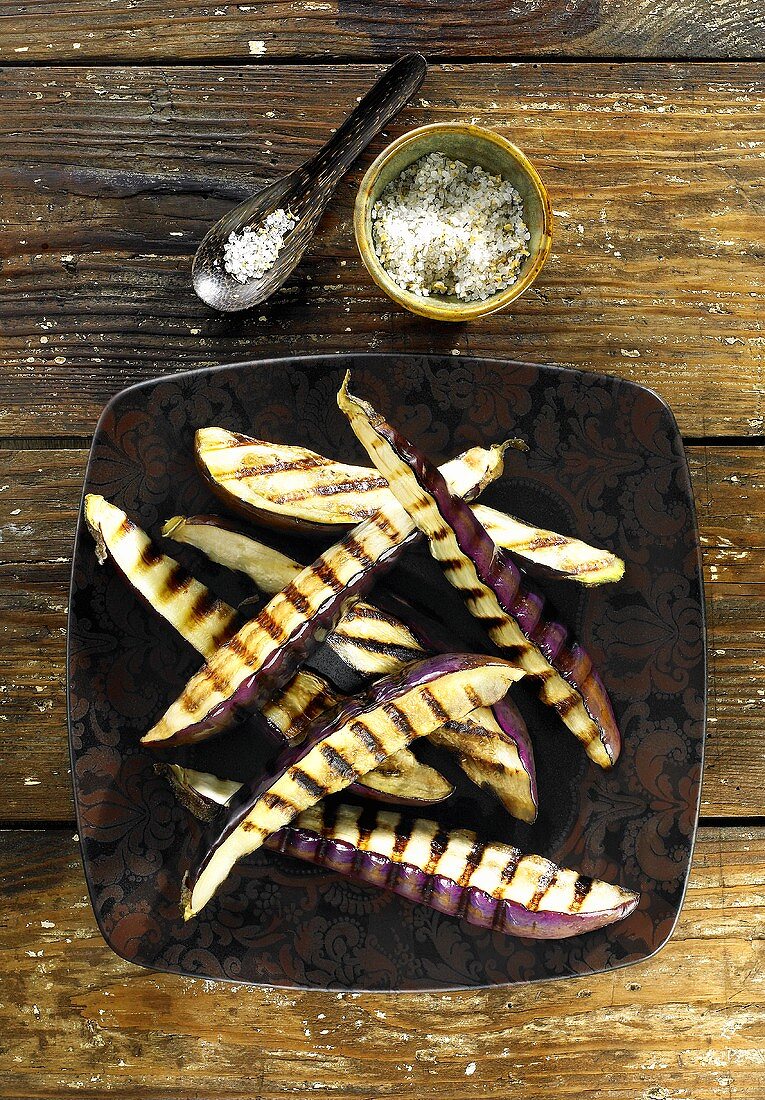 Grilled aubergines with spiced salt (overhead view)