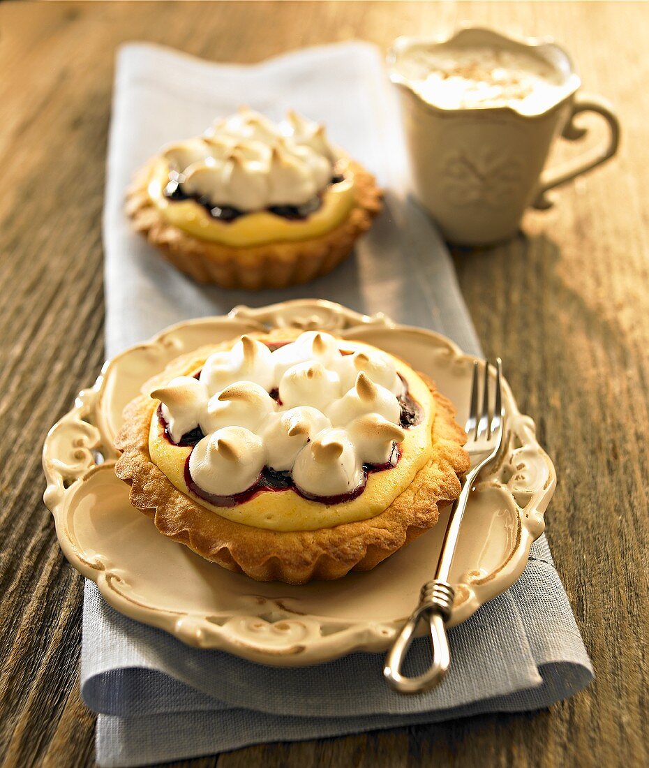 Zitronentarteletts mit Vanillecreme, Heidelbeeren und Baiser