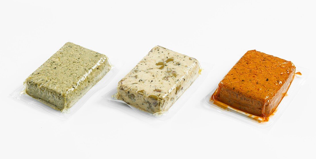 Drei Sorten eingeschweisster Tofu: Basilikum, Olive, Rosso