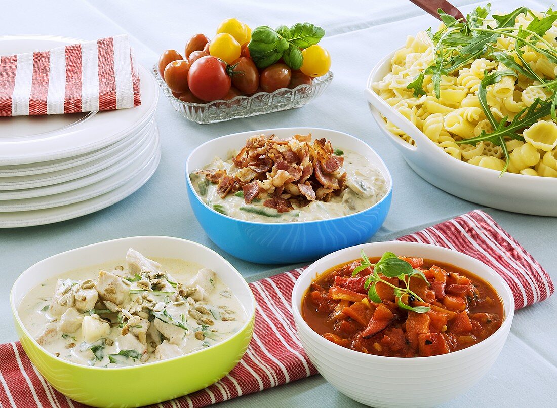 Buffet mit Nudelsalat und verschiedenen Gerichten aus Schweden